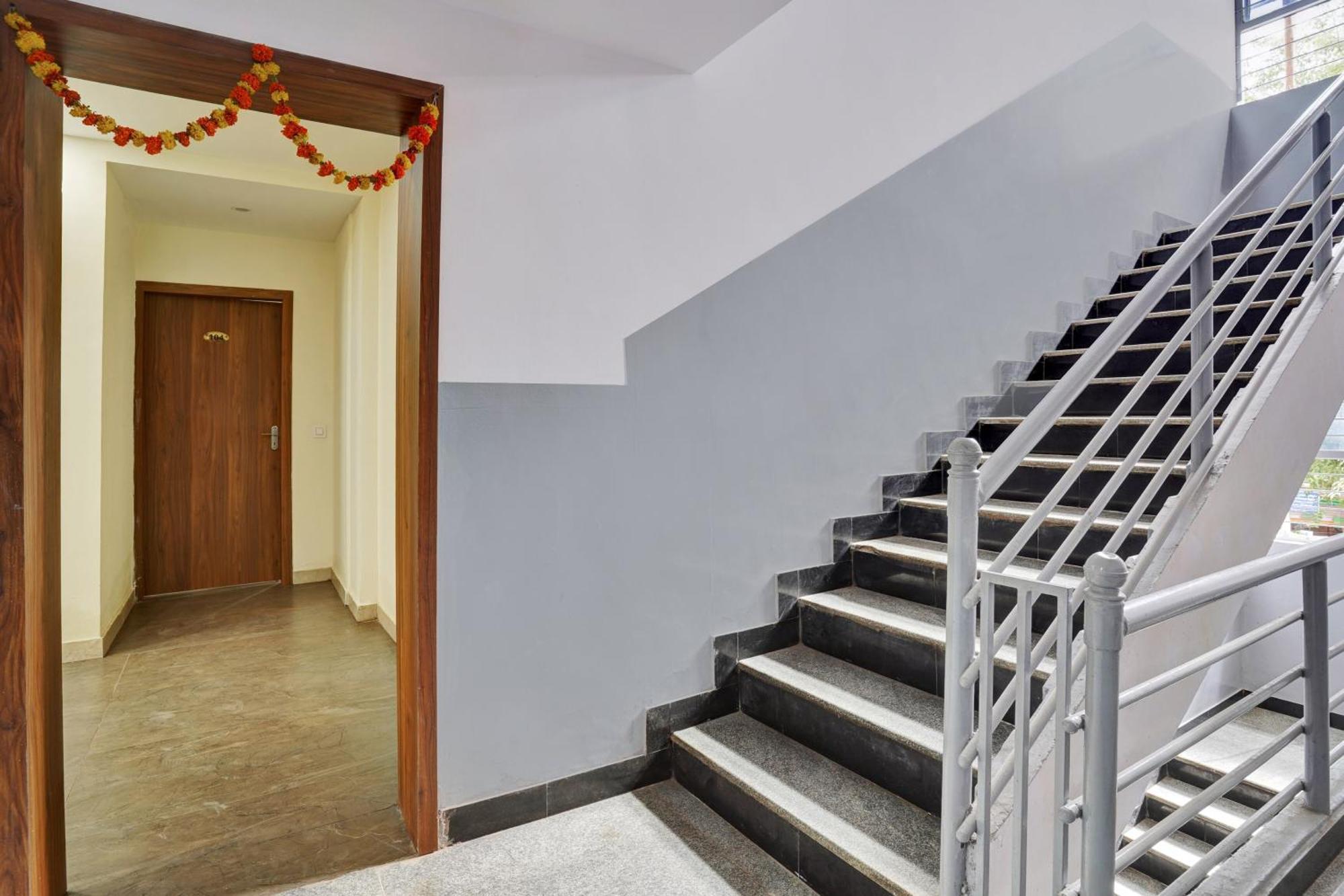 Hotel O Gayathri Metro Deluxe Bangalore Extérieur photo